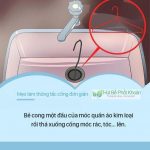 Dùng móc quần áo thông tắc cống nghẹt