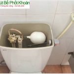 Nước trong két đựng nước hết sạch sau khi bấm xả