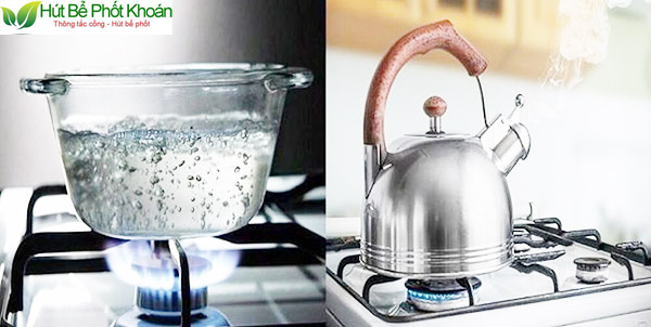 Dùng nước sôi thông cống bồn rửa chén