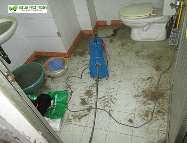 Nếu không hút bể phốt kịp thời sẽ dẫn tới nhiều hậu quả khôn lường cho cả con người và các công trình trong nhà Nếu không hút bể phốt kịp thời sẽ dẫn tới nhiều hậu quả khôn lường cho cả con người và các công trình trong nhà