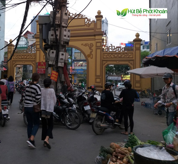 Làng vóng là làng nghề làm cốm nổi tiếng nên có rất nhiều người đến. đi và qua lại Làng vóng là làng nghề làm cốm nổi tiếng nên có rất nhiều người đến. đi và qua lại