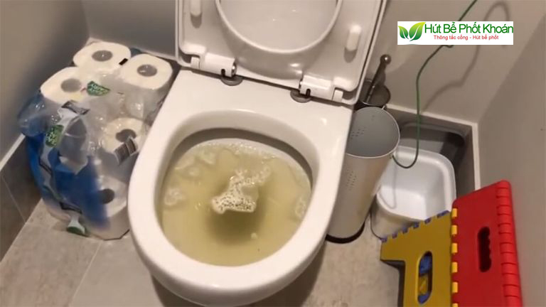 Nếu không hút bể phốt thì sẽ xảy ra nhiều điều khó chịu khi sinh hoạt như tắc bồn cầu, tắc cống Nếu không hút bể phốt thì sẽ xảy ra nhiều điều khó chịu khi sinh hoạt như tắc bồn cầu, tắc cống
