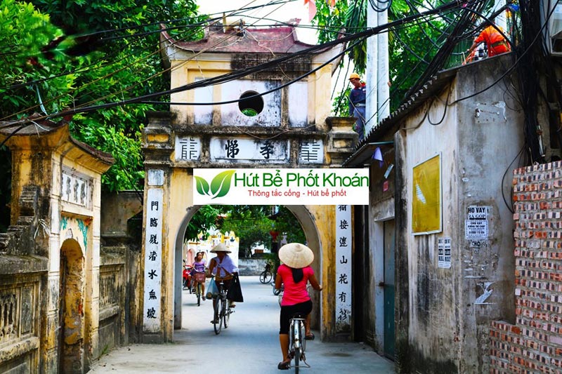 Khó khăn dễ dàng thấy nhất khi hút bể phốt tại làng Cự Đà là lối đi vô cùng nhỏ Khó khăn dễ dàng thấy nhất khi hút bể phốt tại làng Cự Đà là lối đi vô cùng nhỏ