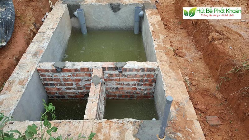 Bạn nên thực hiện hút bể phốt mỗi 3 - 5 năm/ lần với hộ gia đình và từ 2 - 3 năm/ lần với hộ kinh doanh Bạn nên thực hiện hút bể phốt mỗi 3 - 5 năm/ lần với hộ gia đình và từ 2 - 3 năm/ lần với hộ kinh doanh