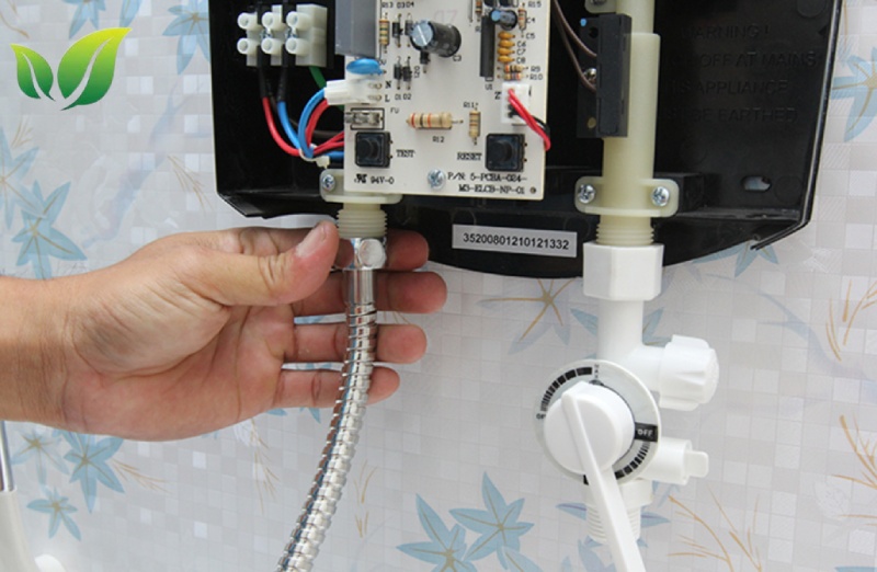 Cách lắp máy bơm tăng áp bình nóng lạnh 8 Kết nối đầu ống ra của thiết bị với đường ống cần tăng áp lực.
