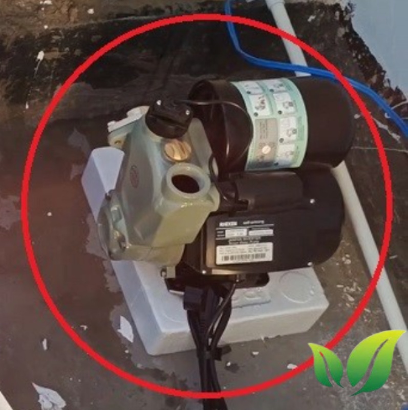 Cách lắp máy bơm tăng áp bình nóng lạnh 6 Tiến hành đặt máy bơm tăng áp tại vị trí có bề mặt bằng phẳng nhất.