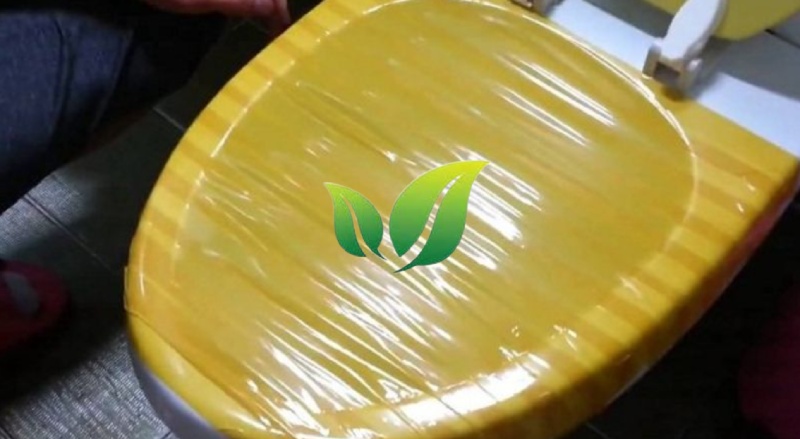 Hướng dẫn thông bồn cầu bị tắc do băng vệ sinh 10 Thông bồn cầu bị tắc băng vệ sinh bằng băng dính.