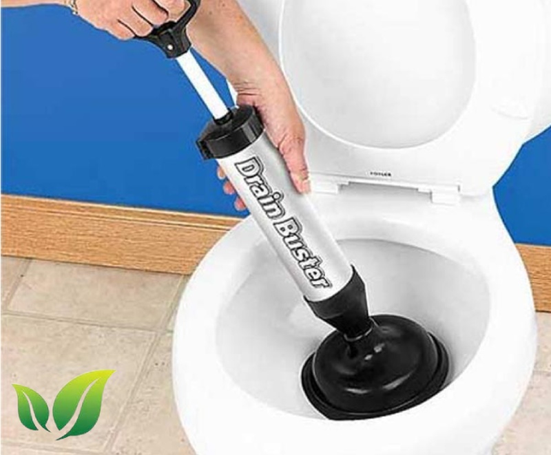 Hướng dẫn thông bồn cầu bị tắc do băng vệ sinh 9 Thông bồn cầu nghẹt băng vệ sinh bằng bơm thụt cao su.