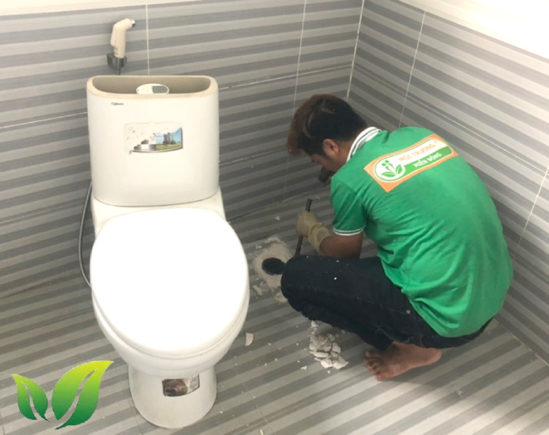 Hướng dẫn thông bồn cầu bị tắc do băng vệ sinh 11 Đục dỡ bồn cầu để lấy băng vệ sinh.