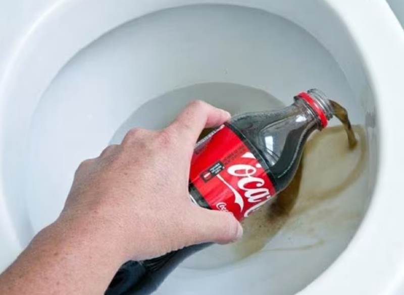 Bồn cầu hết sạch nước khi xả: Nguyên nhân và khắc phục 7 Sử dụng Coca Cola.