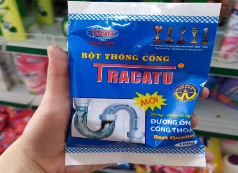Bồn cầu hết sạch nước khi xả: Nguyên nhân và khắc phục 6 Sử dụng bột thông cống.