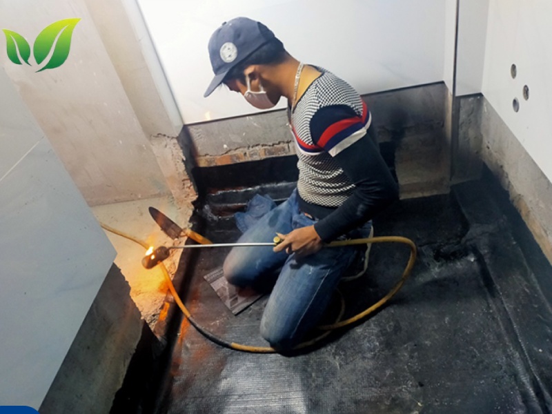 Cách chống thấm nhà vệ sinh và quy trình chống thấm 9 Sử dụng đèn khò đốt nóng trực tiếp màng chống thấm.