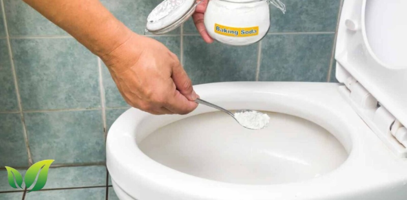 Cách làm sạch nhà tắm nhanh nhất cho các mẹ 9 Để một bình muối với baking soda trong nhà tắm.