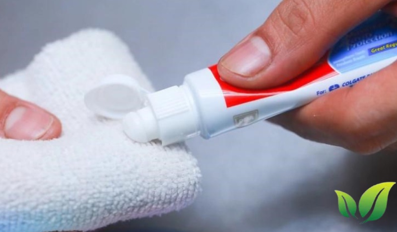 Cách làm sạch nhà tắm nhanh nhất cho các mẹ 8 Dùng kem đánh răng để loại bỏ váng xà phòng.