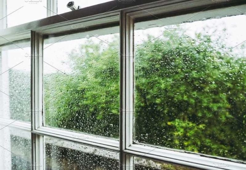 5 mẹo vặt ít tiền giúp giảm đọng nước trên kính trong mùa nồm ẩm 8 Khi trời bên ngoài lạnh hơn, hơi nước không thể bay hơi mà thay vào đó sẽ đọng lại trên kính.