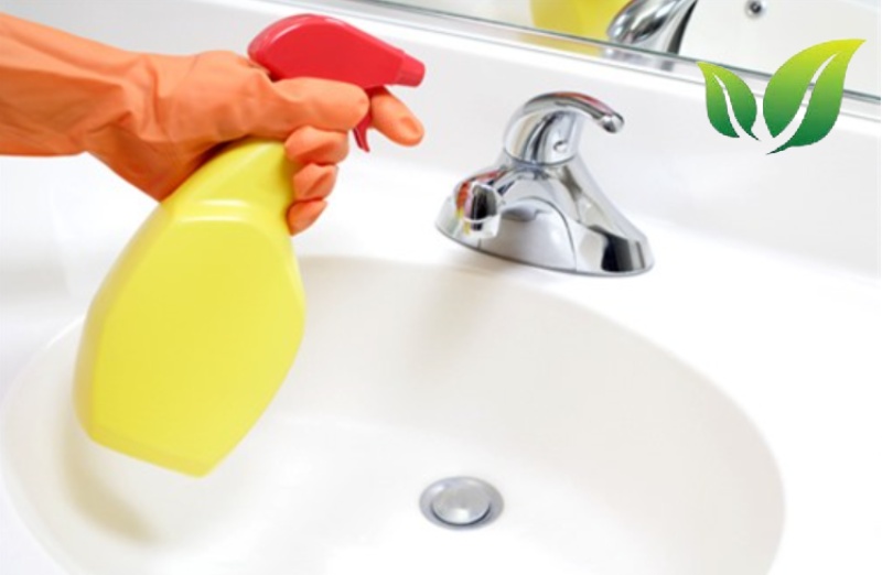 Cách vệ sinh nhà tắm dễ dàng nhất tiện nhất cho các mẹ 12 Làm sạch bồn rửa tay.
