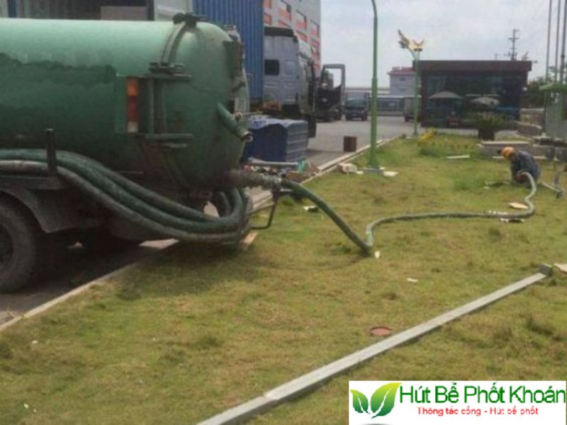 Những khó khắn gặp phải khi hút bể phốt tại làng Định Công Những khó khắn gặp phải khi hút bể phốt tại làng Định Công