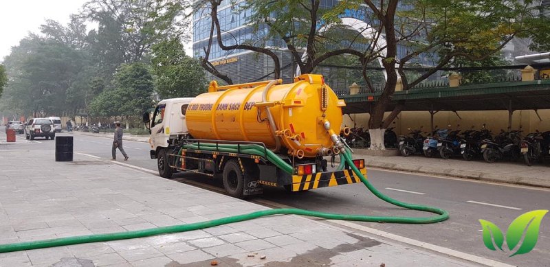 Hút bể phốt tại Làng Canh Hoạch chỉ từ 50k 11 Sử dụng xe hút bể phốt chuyên dụng để thực hiện công việc.
