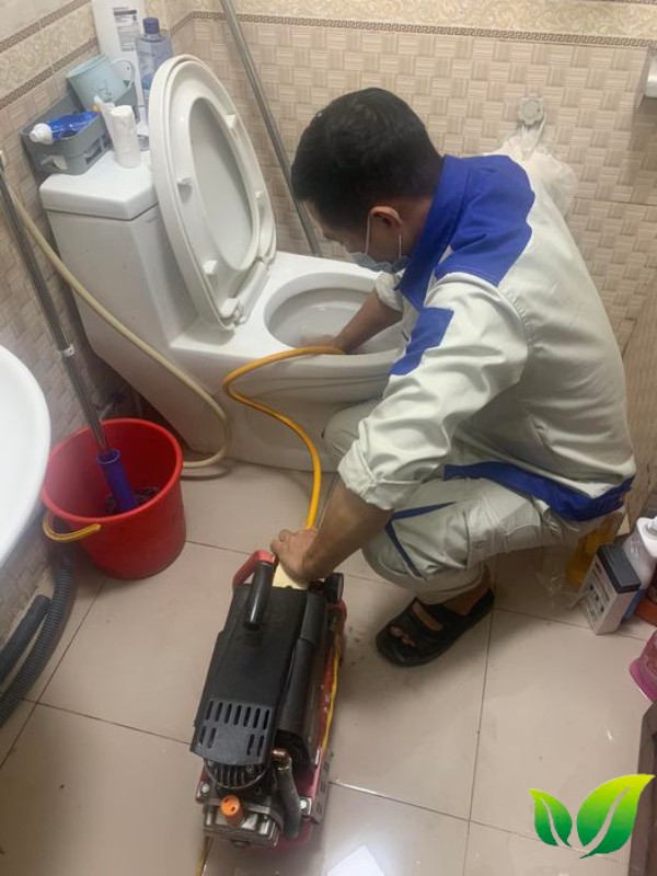 Hút bể phốt tại Làng Canh Hoạch chỉ từ 50k 12 Quan sát quá trình hút bể phốt để đảm bảo dịch vụ được thực hiện đúng quy trình.