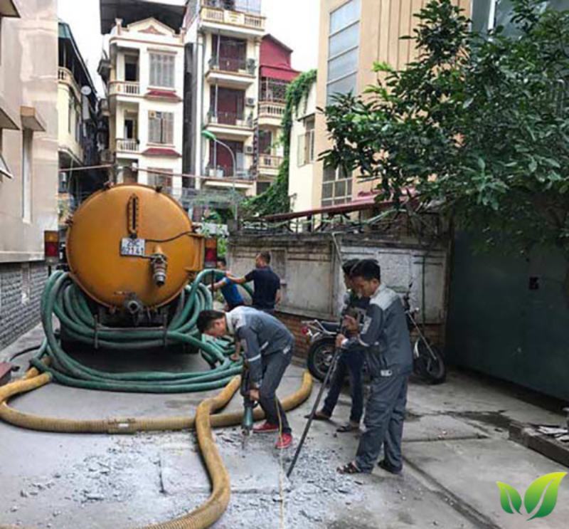 Dịch vụ hút bể phốt trọn gói giá rẻ tại phường Láng Hạ 14 Thực hiện hút bể phốt.
