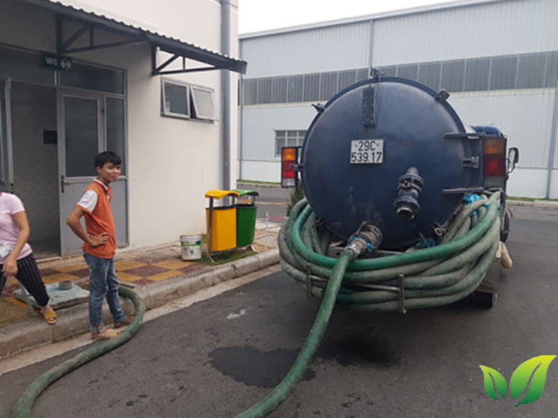 Dịch vụ hút bể phốt trọn gói giá rẻ tại phường Láng Hạ 10 Khi bể phốt quá đầy, chất thải rắn sẽ tích tụ và gây tắc nghẽn đường ống thoát nước.