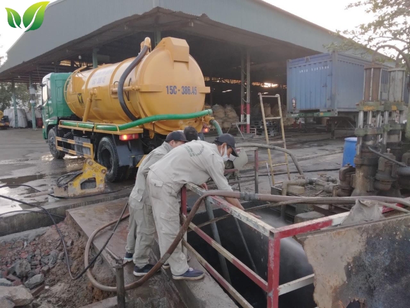 Dịch vụ hút bể phốt chất lượng, uy tín tại phường Ngọc Hà 9 Tiến hành thi công hút bể phốt.