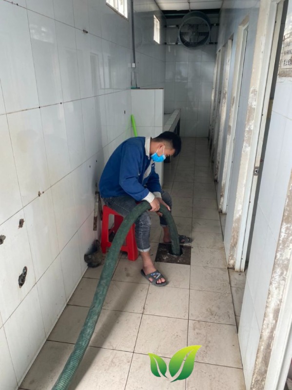 Mách bạn dịch vụ hút bể phốt giá rẻ tại làng Thụy Khuê 8 Một trong những rủi ro lớn nhất khi tự xử lý bể phốt là tắc nghẽn đường ống.